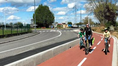 Cyclistes sur voie cyclable rue des agriculteurs