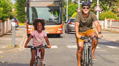 Enfant et adulte à vélo
