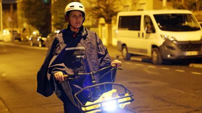 Vélo de nuit avec lumière et poncho de pluie